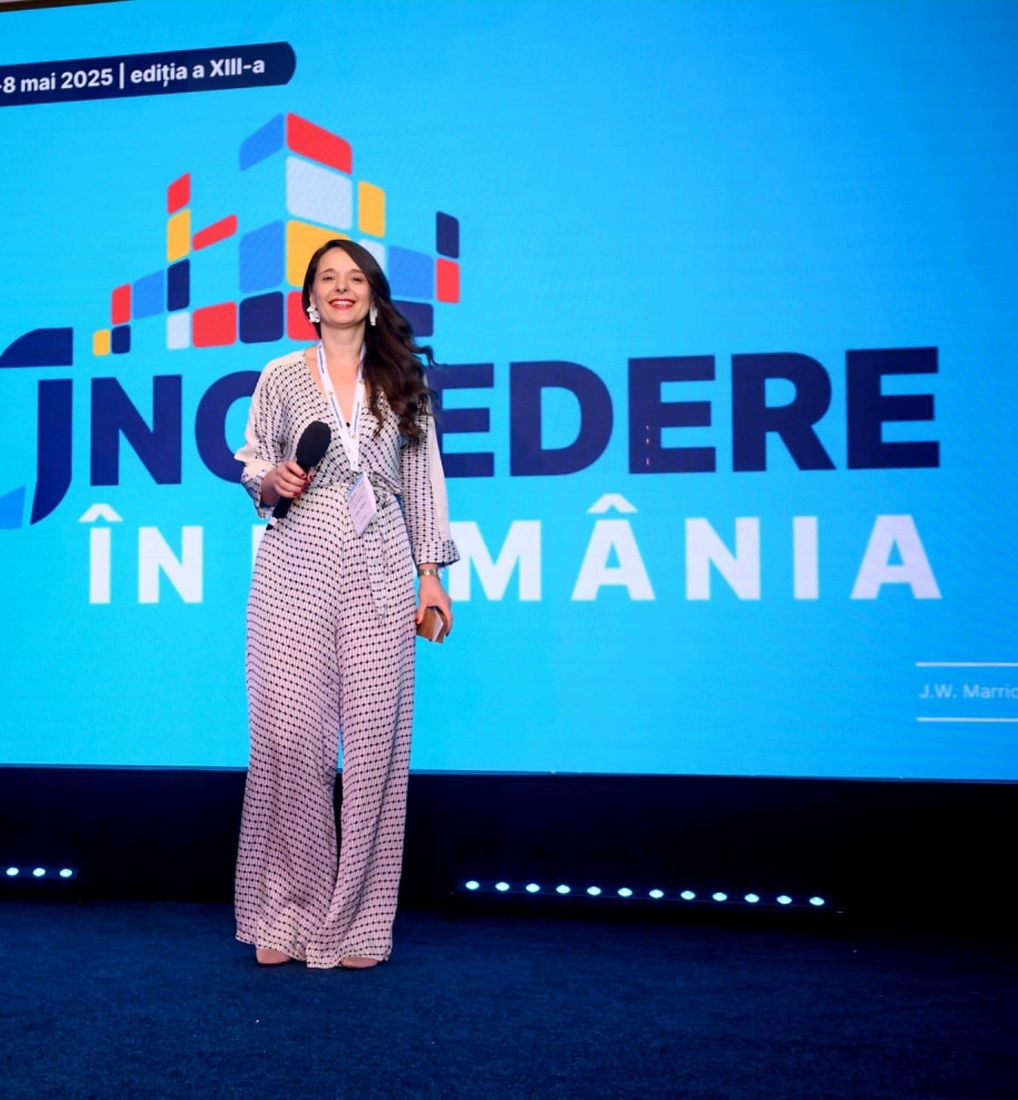 Alina Burlacu pe scenă, la conferința Încredere în România